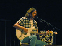 Pearl Jam Eddie Vedder ukulele songs tour in Portland 2011, photo by Daniel Temmesfeld, cc 2011