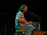 Pearl Jam Eddie Vedder ukulele songs tour in Portland 2011, photo by Daniel Temmesfeld, cc 2011