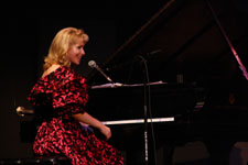 Nellie McKay at the Shedd in Eugene 2010, photo by Margaret OBrien, cc 2010