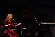 Nellie McKay at the Shedd in Eugene 2010, photo by Margaret OBrien, cc 2010