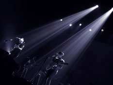 Tegan and Sara Quinn in Portland Sainthood Tour 2010, photo by Daniel Temmesfeld, cc 2010
