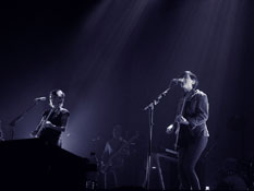 Tegan and Sara Quinn in Portland Sainthood Tour 2010, photo by Daniel Temmesfeld, cc 2010
