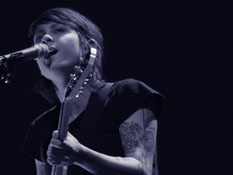 Tegan and Sara Quinn in Portland Sainthood Tour 2010, photo by Daniel Temmesfeld, cc 2010