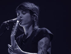 Tegan and Sara Quinn in Portland Sainthood Tour 2010, photo by Daniel Temmesfeld, cc 2010