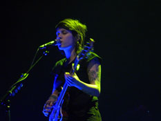 Tegan and Sara Quinn in Portland Sainthood Tour 2010, photo by Daniel Temmesfeld, cc 2010