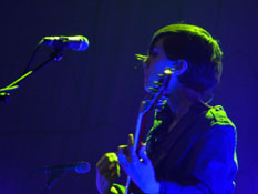 Tegan and Sara Quinn in Portland Sainthood Tour 2010, photo by Daniel Temmesfeld, cc 2010